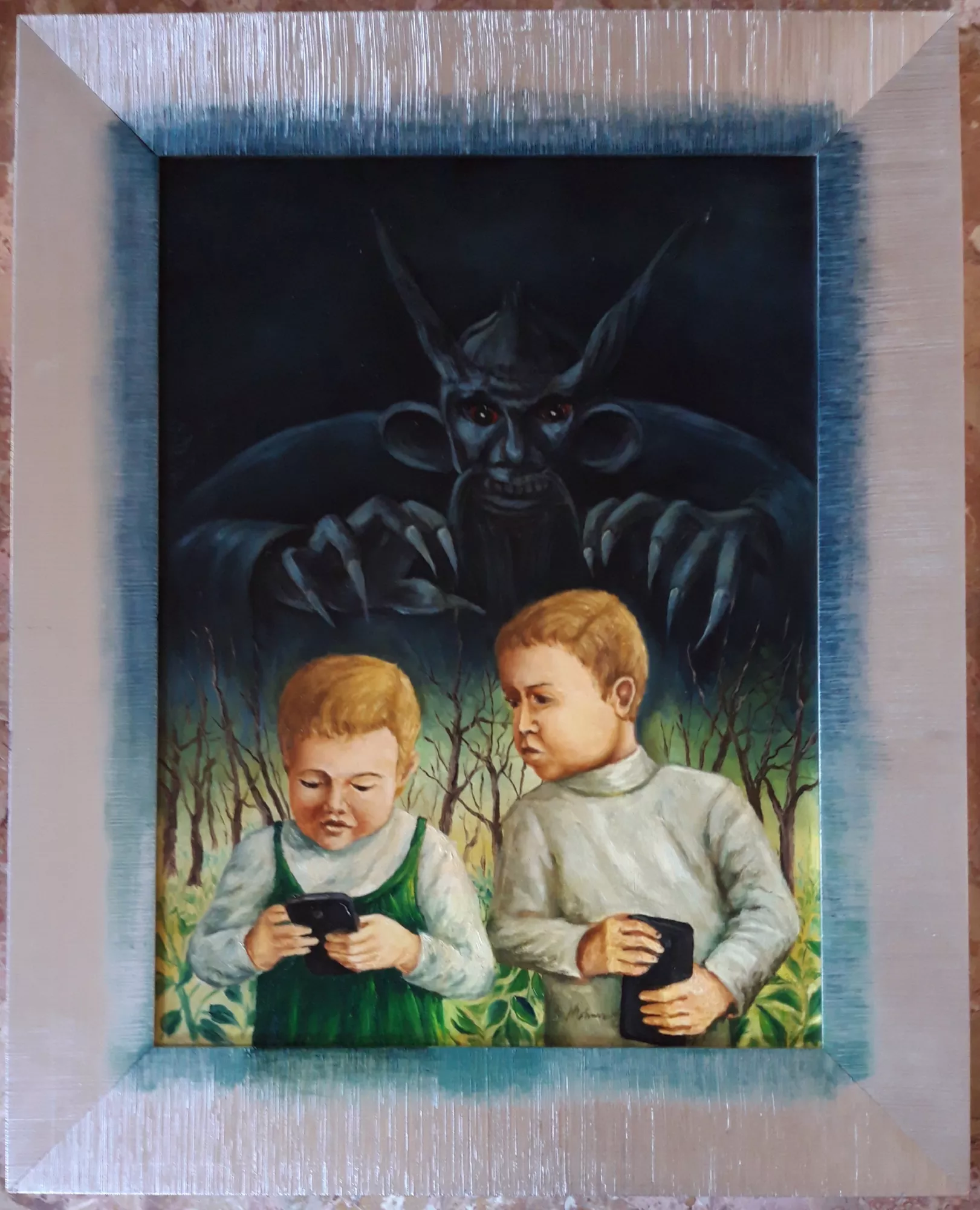 La trappola del progresso "Quadro di Ay Mohsen realizzato ad Olio con pennello. Il titolo è La trappola del progresso e rientra nella categoria Il mondo di oggi. Quest’opera di arte figurativa contemporanea affronta con forte intensità simbolica il rapporto tra infanzia, tecnologia e progresso, temi centrali nel dibattito culturale e sociale del nostro tempo. In primo piano, due bambini immersi nell’uso di dispositivi digitali incarnano una perdita precoce dell’innocenza e una forma di isolamento emotivo che caratterizza l’infanzia nell’era digitale. Alle loro spalle, una figura oscura emerge come metafora delle forze invisibili che influenzano e modellano la società contemporanea: controllo, dipendenza, manipolazione dell’attenzione e progresso non governato. La presenza inquietante, sospesa tra reale e simbolico, amplifica la tensione narrativa e guida lo sguardo dello spettatore verso una lettura critica dell’opera. La composizione si fonda su contrasti cromatici e concettuali netti, unendo una figurazione di matrice classica a un contenuto profondamente attuale. Questa sintesi tra tecnica pittorica tradizionale e riflessione sociale colloca l’opera all’interno del panorama dell’arte figurativa contemporanea impegnata, rendendola immediatamente riconoscibile e culturalmente rilevante. La cornice, dipinta in continuità con la tela, non funge da semplice elemento decorativo ma diventa parte integrante dell’opera, rafforzandone l’unità visiva e il carattere contemporaneo senza interrompere la tensione narrativa. Grazie alla forza del suo messaggio e alla chiarezza del linguaggio visivo, l’opera si presenta come un lavoro di solida identità artistica e di potenziale interesse collezionistico, particolarmente adatto a collezionisti e investitori attenti a opere capaci di coniugare valore estetico, contenuto critico e rilevanza nel contesto culturale attuale."