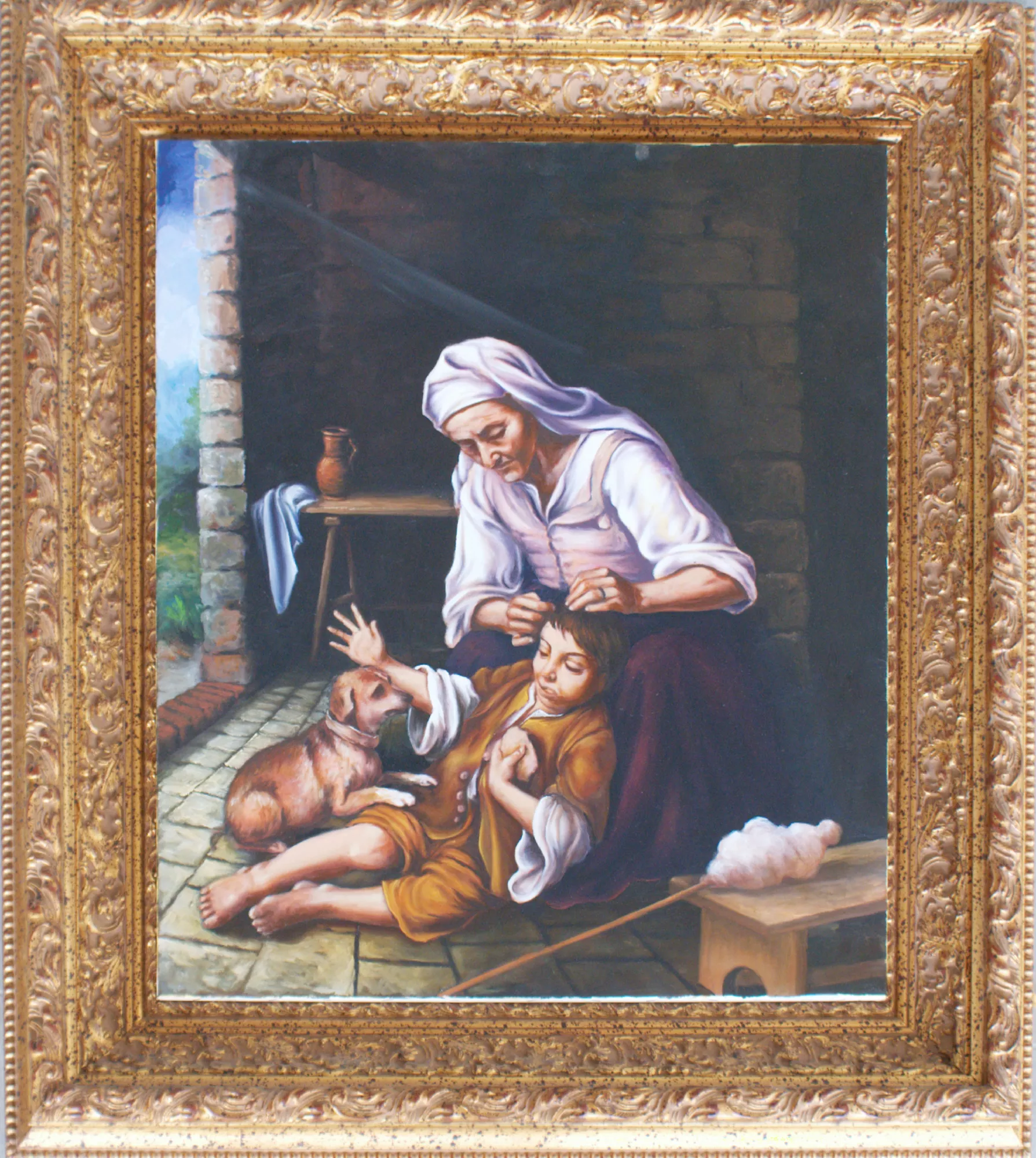 Una-vecchia-che-spidocchia-un-bambino-Aly-Mohsen "Quadro di Ay Mohsen realizzato ad Olio con pennello. Il titolo è Una vecchia che spidocchia un bambino e rientra nella categoria C'era una volta. In Una vecchia che spidocchia un bambino, Aly Mohsen realizza una copia fedele dell’omonimo dipinto di Bartolomé Esteban Murillo, confrontandosi con uno dei soggetti più intimi e realistici della pittura barocca spagnola. La scena raffigura un momento di quotidianità domestica, in cui una donna anziana si prende cura di un bambino seduto a terra, accompagnati dalla presenza discreta di un piccolo cane, elemento ricorrente nella rappresentazione della vita umile e familiare. La composizione riprende l’impianto narrativo originale, fondato su un equilibrato gioco di luci e ombre che guida lo sguardo verso il gesto centrale della cura. Un’azione semplice e silenziosa viene così elevata a espressione universale di protezione, continuità generazionale e attenzione verso l’infanzia. La tavolozza calda e terrosa, unita alla resa attenta dei volumi e delle superfici, restituisce la profondità emotiva tipica della tradizione murilliana. La gestione della luce contribuisce a creare un’atmosfera raccolta e intima, rafforzando il carattere realistico e umano della scena. Pur nel rigoroso rispetto del modello di riferimento, l’opera evidenzia la solida competenza tecnica di Aly Mohsen nella costruzione dello spazio, nella resa anatomica e nel controllo pittorico, configurandosi come un lavoro di studio consapevole e filologicamente attento alla grande pittura del Seicento. Il dipinto è completato da una cornice classica dorata, ampia e riccamente intagliata, coerente con il linguaggio barocco, che ne rafforza il carattere storico e museale e ne definisce l’unità visiva."