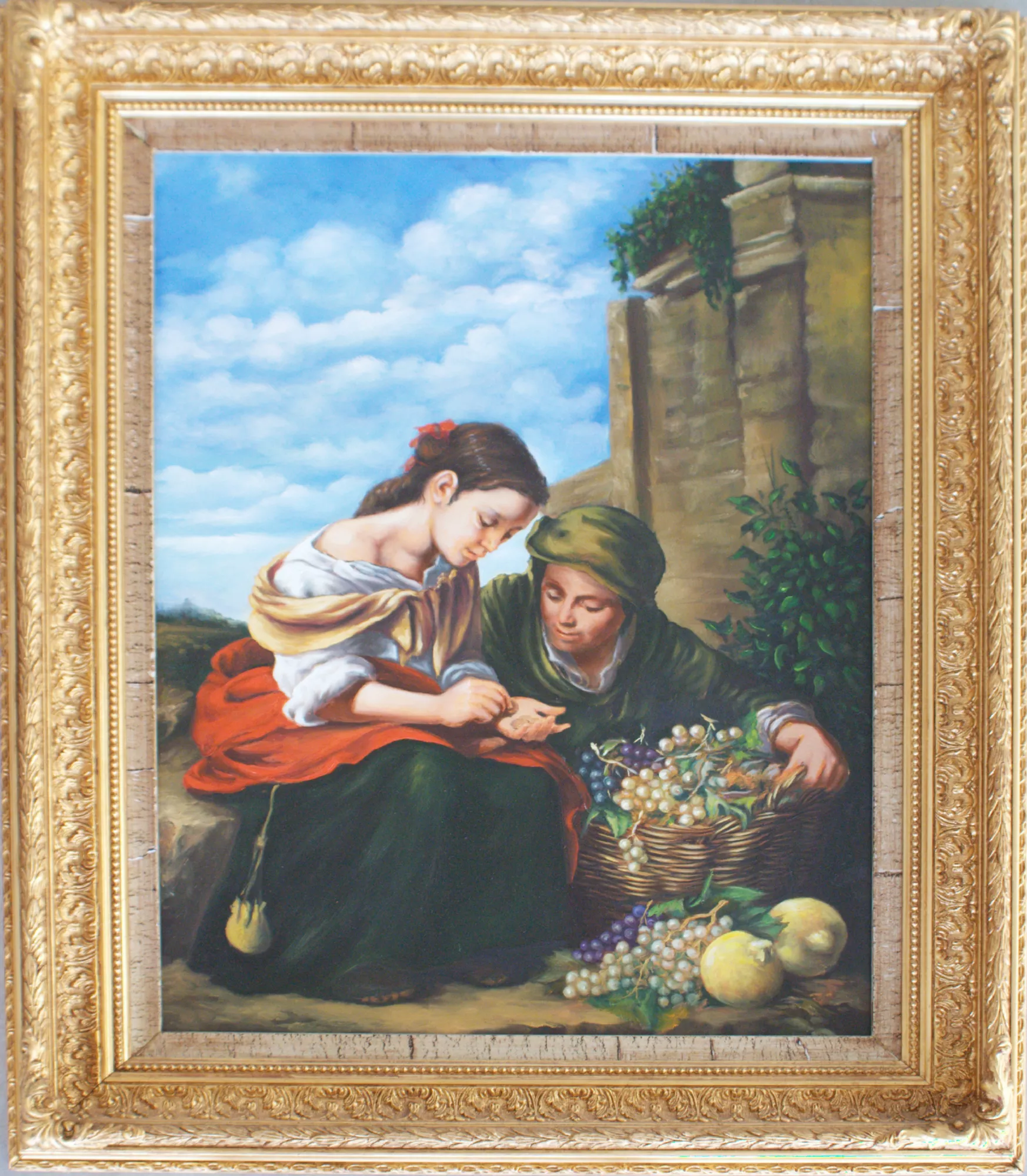 Il-piccolo-fruttivendolo-Aly-Mohsen "Quadro di Ay Mohsen realizzato ad Olio con pennello. Il titolo è Il piccolo fruttivendolo e rientra nella categoria C'era una volta. In Il piccolo fruttivendolo, Aly Mohsen realizza una copia dell’omonimo dipinto di Bartolomé Esteban Murillo, confrontandosi con uno dei temi più umani e ricorrenti della pittura barocca spagnola: l’infanzia popolare e la rappresentazione della vita quotidiana. La scena raffigura due giovani figure intente a osservare e condividere la frutta, colte in un momento di semplicità e naturalezza, privo di idealizzazione. La composizione riprende fedelmente l’impianto narrativo originale, fondato su un equilibrio armonico tra figure e spazio. La luce morbida modella i volumi dei corpi e dei tessuti, mentre la palette calda e terrosa, arricchita dai toni luminosi della frutta, restituisce un senso di realismo e vitalità, elementi distintivi della poetica murilliana. Attraverso questa copia dichiarata, Aly Mohsen dimostra una solida padronanza tecnica nella resa anatomica, nella costruzione spaziale e nella gestione del chiaroscuro, configurando l’opera come uno studio consapevole e storicamente informato della tradizione barocca spagnola. Il dipinto è completato da una cornice classica dorata, ampia e riccamente decorata, che rafforza il carattere storico e museale dell’opera e crea un dialogo coerente tra l’eleganza formale dell’apparato e l’umiltà del soggetto rappresentato."