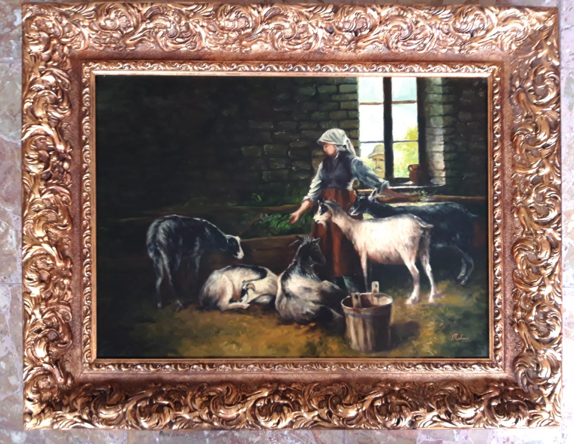 Capre-e-pastorella-nella-stalla-Aly-Mohsen "Quadro di Ay Mohsen realizzato ad Olio con pennello. Il titolo è Capre e pastorella nella stalla e rientra nella categoria C'era una volta. In Capre e pastorella nella stalla, Aly Mohsen racconta la vita rurale quotidiana attraverso una scena figurativa di carattere intimo e raccolto, dedicata al rapporto armonico tra essere umano, animali domestici e spazio agricolo. L’ambientazione interna, essenziale e silenziosa, restituisce una visione autentica del lavoro contadino, in cui la giovane pastorella diventa figura di cura, equilibrio e continuità con la natura. Elemento strutturante della composizione è la luce naturale che filtra dalla finestra laterale, organizzando lo spazio attraverso un raffinato chiaroscuro. L’illuminazione selettiva modella i volumi delle capre, delle superfici murarie e del pavimento, conferendo profondità prospettica e solidità formale all’insieme. La resa del manto animale, delle pietre e degli oggetti agricoli rivela una tecnica pittorica controllata e consapevole. L’opera si inserisce nella tradizione europea della pittura di genere e pastorale, reinterpretata in chiave contemporanea mediante una narrazione visiva sobria e contemplativa. Il soggetto senza tempo e la chiarezza compositiva rafforzano la leggibilità storica e iconografica del dipinto. Il dipinto è completato da una cornice dorata ampia e riccamente decorata, di gusto classico, che ne sottolinea il carattere museale e ne valorizza la presenza espositiva."
