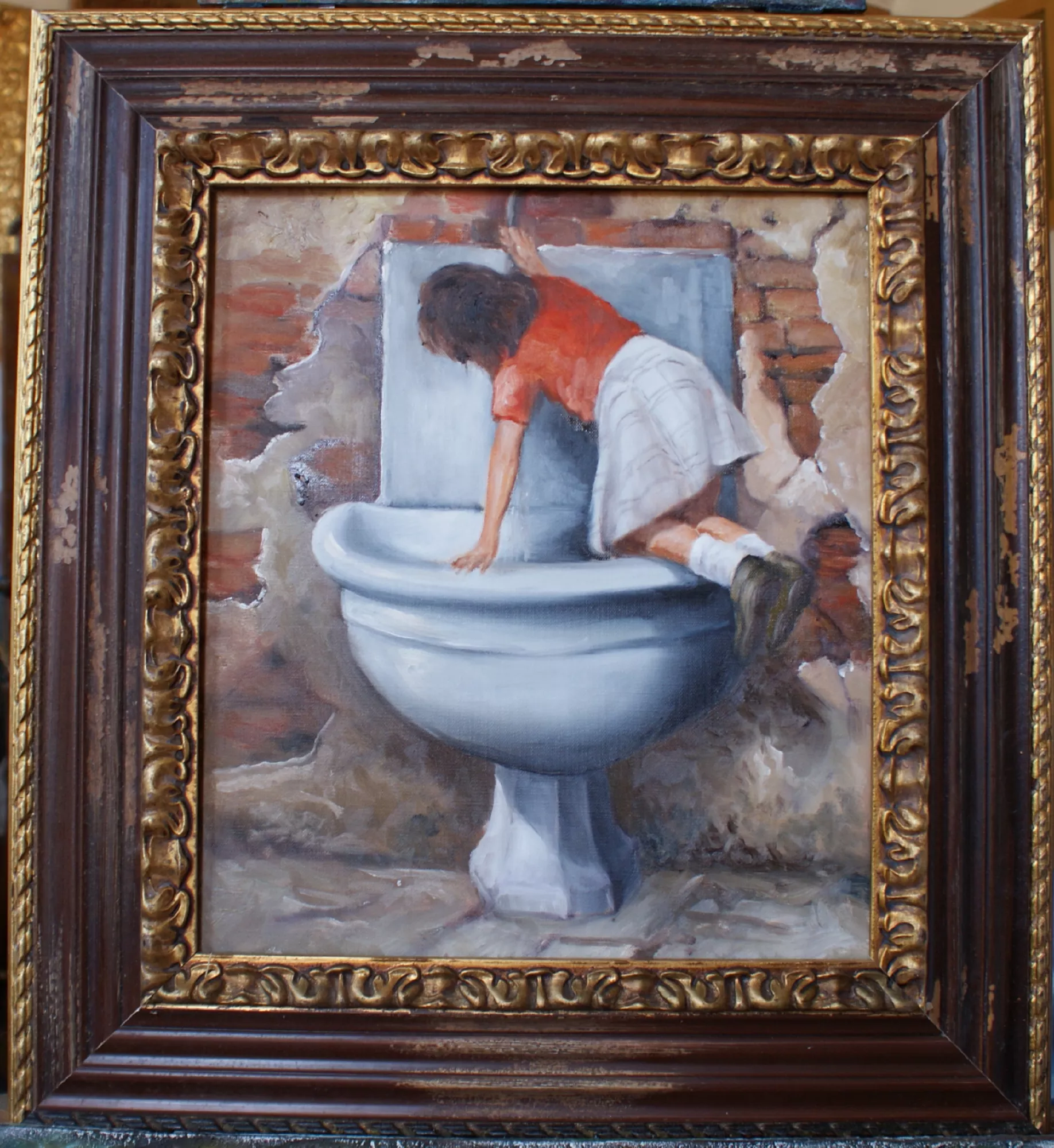 Bambina-alla-fontana-Aly-Mohsen "Quadro di Ay Mohsen realizzato ad Olio con pennello. Il titolo è Bambina alla fontana e rientra nella categoria C'era una volta. In Bambina alla fontana, Aly Mohsen realizza un’opera figurativa di intensa forza narrativa ed emotiva, trasformando un gesto quotidiano in un’immagine simbolica legata all’infanzia, al bisogno primario e alla vulnerabilità umana. La giovane figura, colta mentre si china verso una fontana incastonata in un muro consunto, diventa il fulcro di una scena essenziale e profondamente umana. La composizione è intima e raccolta: il corpo leggermente sbilanciato della bambina guida lo sguardo verso l’acqua, elemento centrale e metafora di vita, sopravvivenza e continuità. Il contrasto tra la purezza dell’infanzia e le superfici deteriorate dell’ambientazione introduce una lettura sociale silenziosa, coerente con la poetica figurativa di Mohsen. La pennellata è morbida ma controllata, mentre la palette cromatica sobria, dominata da toni terrosi e grigi, è attraversata dal rosso caldo dell’abito, che concentra l’attenzione visiva e intensifica il contenuto emotivo. L’atmosfera sospesa e silenziosa rafforza il carattere introspettivo dell’opera. Il dipinto è completato da una cornice importante in legno scuro e oro, finemente intagliata, che crea un dialogo equilibrato tra la ricchezza formale della presentazione e la semplicità del soggetto, conferendo all’opera una forte presenza espositiva."
