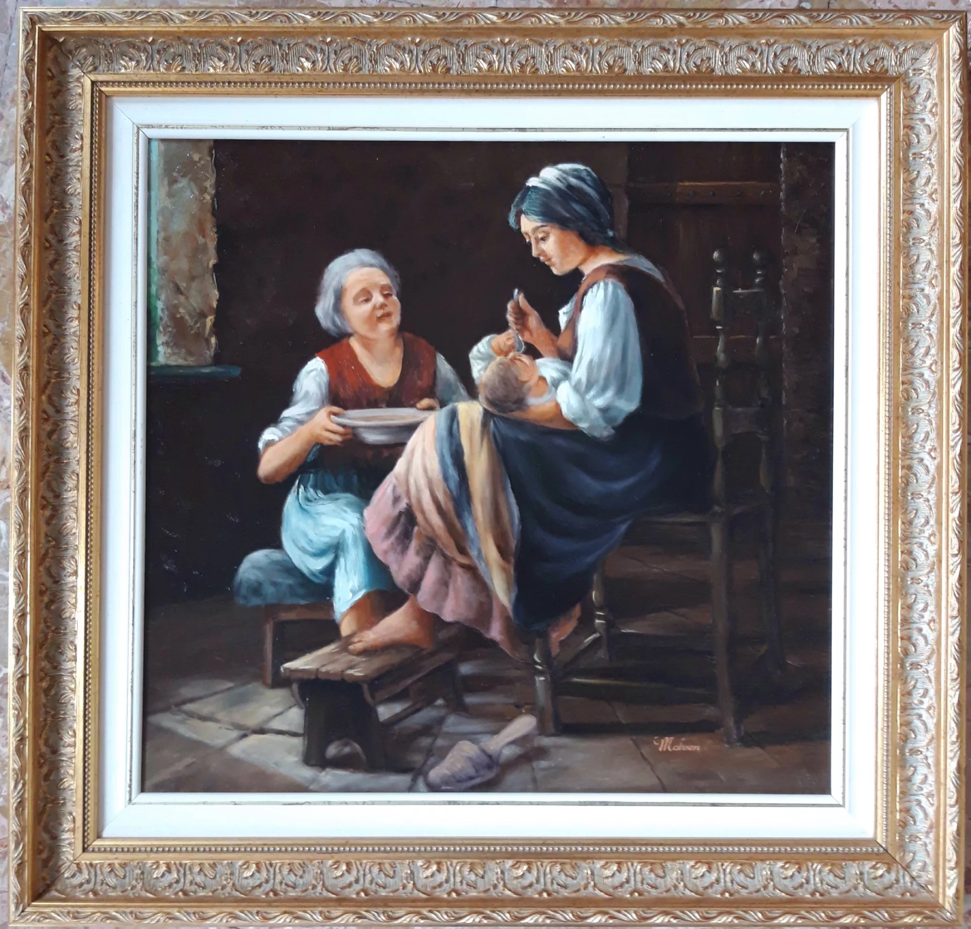 Il-bambino-viziato-Aly-Mohsen "Quadro di Ay Mohsen realizzato ad Olio con pennello. Il titolo è Il bambino viziato e rientra nella categoria C'era una volta. In Il bambino viziato, Aly Mohsen affronta il tema dell’infanzia non come dimensione di innocenza assoluta, ma come spazio delicato dell’educazione e della formazione morale. L’opera propone una riflessione pittorica sul rischio dell’eccesso affettivo e materiale, rappresentando un bambino circondato da attenzioni sproporzionate che trasformano la cura in indulgenza priva di misura. La scena si svolge in un interno domestico di carattere tradizionale, dove il gesto del nutrimento assume un valore simbolico ambiguo: non atto di crescita, ma strumento di dipendenza e pretesa. Il bambino, posto al centro della composizione, domina lo spazio con una postura esigente, mentre le figure adulte appaiono subordinate, visualizzando una distorsione dei ruoli educativi. La composizione è volutamente sbilanciata e dinamica: il corpo infantile catalizza l’attenzione, mentre la luce diretta e concentrata enfatizza il gesto e gli oggetti del consumo. La tavolozza cromatica, più accesa rispetto all’opera gemella I bambini poveri, contribuisce a rafforzare la sensazione di eccesso e tensione morale. Il dipinto dialoga in modo diretto con I bambini poveri, configurandosi come parte di un dittico etico e narrativo incentrato sul tema dell’educazione e della responsabilità adulta, elemento centrale nella ricerca figurativa di Aly Mohsen. L’opera è completata da una cornice dorata originale, ampia e finemente decorata, che accentua l’opulenza visiva e rafforza il contrasto simbolico tra la ricchezza formale dell’insieme e la complessità morale del soggetto rappresentato."
