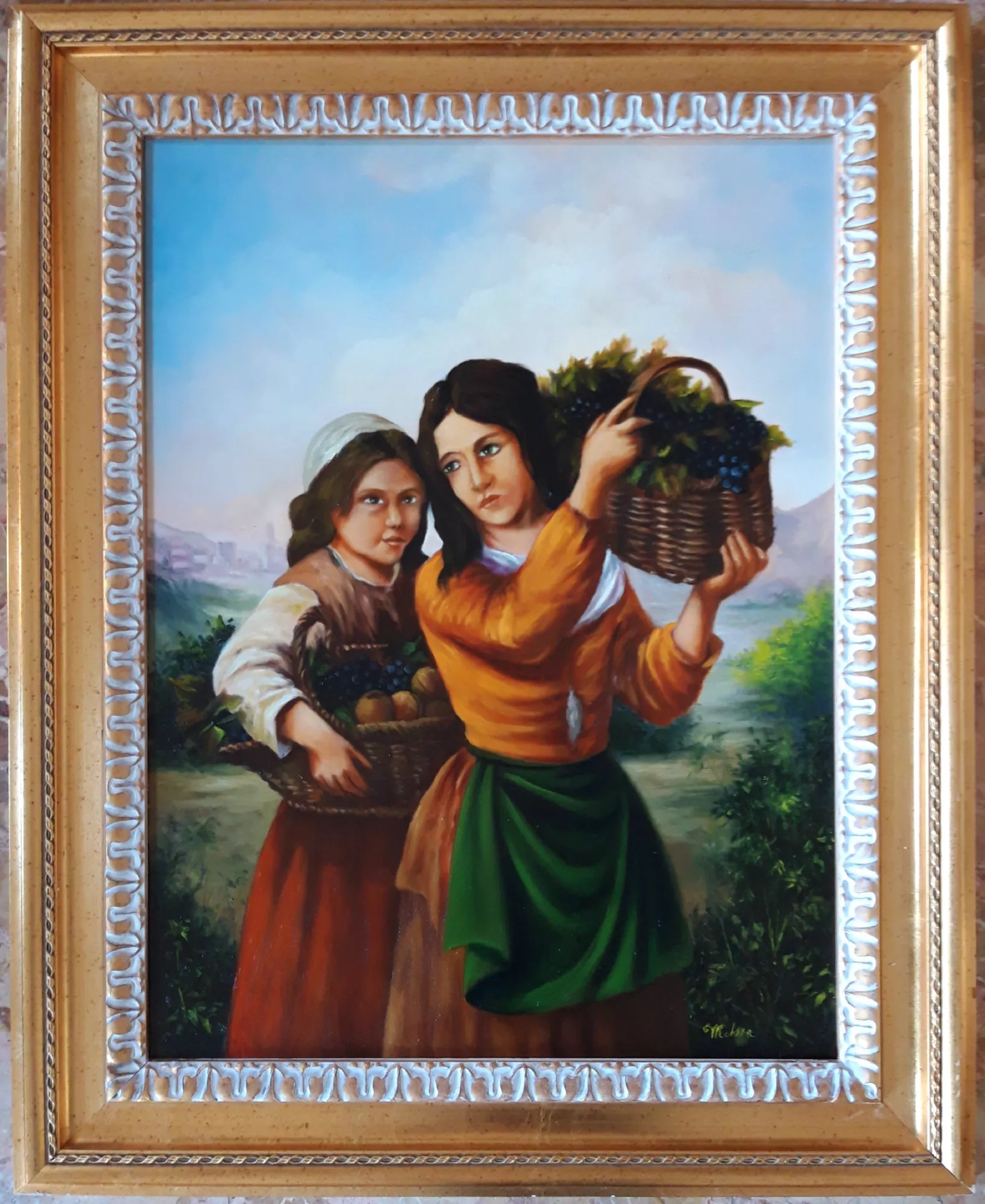 Ci-hanno-visti-Aly-Mohsen "Quadro di Ay Mohsen realizzato ad Olio con pennello. Il titolo è Ci hanno visti e rientra nella categoria C'era una volta. In Ci hanno visti Aly Mohsen costruisce una scena di forte tensione narrativa, nella quale un gesto apparentemente semplice – il furto di frutta – assume un significato etico e sociale più ampio. Ambientata in un contesto rurale mediterraneo, l’opera affronta i temi della povertà, della necessità e della vulnerabilità umana attraverso una figurazione chiara e leggibile. Le due giovani figure avanzano nel paesaggio stringendo ceste colme, ma i loro sguardi inquieti e vigili rivelano il timore di essere scoperte. La composizione è costruita sul dialogo psicologico tra le protagoniste: la figura in primo piano, leggermente ruotata, sembra colta nell’istante immediatamente successivo all’azione, mentre l’altra osserva l’ambiente circostante, rafforzando la sensazione di sospensione e urgenza. Il paesaggio luminoso e naturale contrasta con la tensione interiore della scena. La natura appare generosa ma non accessibile, trasformando la frutta in simbolo di sopravvivenza e disuguaglianza. La pittura figurativa di Mohsen è misurata e realista, con particolare attenzione alla resa dei volti, delle mani e delle posture, elementi fondamentali della narrazione. Il dipinto è accompagnato da una cornice dorata originale, finemente decorata, che conferisce all’opera una presenza museale e rafforza il contrasto tra la nobiltà formale dell’involucro e la tensione morale del soggetto rappresentato."