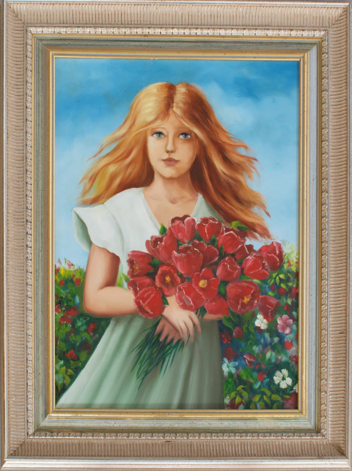 La-ragazza-con-i-tulipani-Aly-Mohsen "Quadro di Ay Mohsen realizzato ad Olio con pennello. Il titolo è La ragazza con i tulipani e rientra nella categoria Ritratti. In La ragazza con i tulipani, Aly Mohsen propone un ritratto figurativo di grande equilibrio formale ed emotivo, in cui la figura femminile si fa immagine di grazia, luminosità e rinnovamento. La giovane donna è raffigurata frontalmente, immersa in un giardino fiorito, mentre stringe tra le mani un ricco mazzo di tulipani rossi, simbolo di vitalità, sentimento e forza interiore. La composizione è centrata sulla figura, che emerge con naturalezza dallo sfondo vegetale. I capelli biondi, mossi da una brezza leggera, incorniciano il volto delicato e lo sguardo diretto, calmo e consapevole, capace di instaurare un dialogo silenzioso con l’osservatore. L’abito chiaro, semplice e armonioso, contribuisce a rafforzare la purezza dell’immagine e il senso di equilibrio complessivo. La tavolozza cromatica è luminosa e raffinata: l’azzurro del cielo costruisce un’atmosfera ariosa e serena, mentre i verdi del giardino, ricchi di variazioni tonali, dialogano con il rosso intenso dei tulipani, fulcro visivo e simbolico della composizione. Il contrasto cromatico è misurato e armonico, guidando lo sguardo con naturalezza. La pittura figurativa di Mohsen si distingue per l’attenzione alla resa dei volumi, alla morbidezza degli incarnati e alla cura dei dettagli botanici, che conferiscono al dipinto una presenza viva e luminosa. La luce, diffusa e naturale, contribuisce a creare un’atmosfera sospesa, quasi senza tempo. La cornice classica, elegante e ben proporzionata, valorizza ulteriormente l’opera, donandole una presenza raffinata e di carattere museale e rafforzando il dialogo tra tradizione pittorica e sensibilità contemporanea. Opera figurativa originale di Aly Mohsen, La ragazza con i tulipani si inserisce con coerenza nel percorso dedicato alla figura femminile come simbolo di bellezza, interiorità e armonia con la natura."