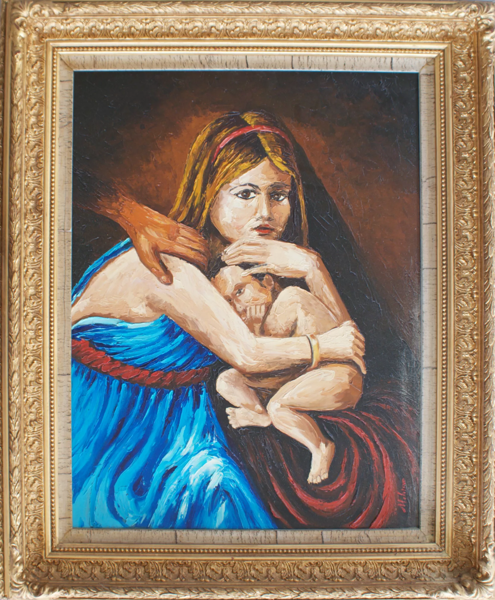 Ritratto-della-principessa-Noura-Bent-Bandar-Al-Saoud-spatola-Aly-Mohsen "Quadro di Ay Mohsen realizzato ad Olio con spatola. Il titolo è Ritratto della principessa Noura Bent Bandar Al Saoud spatola e rientra nella categoria Ritratti. Nel Ritratto della principessa Noura Bent Bandar Al-Saoud, Aly Mohsen affronta il tema del ritratto femminile attraverso una pittura materica e fortemente espressiva, realizzata interamente con la spatola. Questa scelta tecnica conferisce all’opera una marcata forza plastica e una intensa carica emotiva, trasformando la superficie pittorica in un campo di tensione e significato. La principessa è raffigurata mentre stringe a sé un bambino, in un gesto che richiama la protezione, la maternità e il legame universale tra figura femminile e cura. La composizione, compatta e serrata, accentua il senso di intimità e concentrazione emotiva: lo sguardo della donna, rivolto direttamente allo spettatore, trasmette consapevolezza, dignità e una silenziosa determinazione. Il corpo del bambino, raccolto e protetto, costituisce il fulcro affettivo e simbolico dell’opera. L’uso della spatola è elemento centrale del linguaggio pittorico. Gli impasti cromatici, spessi e decisi, scolpiscono i volumi e rendono la luce quasi tangibile. Il contrasto tra il blu intenso dell’abito, i toni caldi dell’incarnato e il fondo scuro genera una forte armonia cromatica, amplificando il carattere drammatico e solenne della scena. La materia pittorica, lasciata volutamente visibile, imprime energia e movimento alla composizione, facendo del colore un vero elemento narrativo. Ogni gesto tecnico contribuisce a rafforzare la monumentalità della figura, senza rinunciare a una profonda dimensione umana ed emotiva. La cornice riccamente decorata dialoga con l’intensità del dipinto, valorizzandone il carattere solenne e conferendo all’opera un’aura di preziosità e autorevolezza, in sintonia con la tradizione del ritratto ufficiale. Opera figurativa originale di Aly Mohsen, il Ritratto della principessa Noura Bent Bandar Al-Saoud si inserisce con coerenza nella sua ricerca dedicata alla figura femminile come simbolo di forza, protezione e identità culturale."