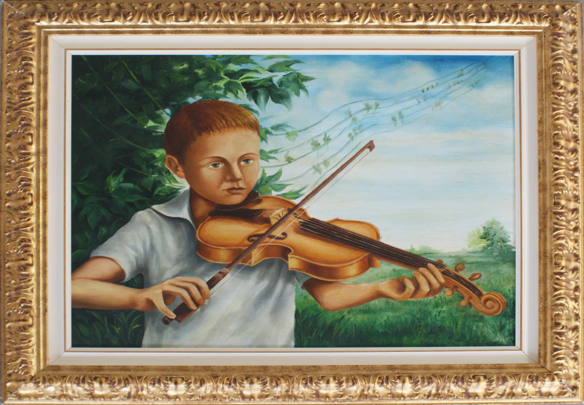 Bambino-che-suona-il-violino-Aly-Mohsen "Quadro di Ay Mohsen realizzato ad Olio con pennello. Il titolo è Bambino che suona il violino e rientra nella categoria Ritratti. In Bambino che suona il violino, Aly Mohsen sviluppa una narrazione figurativa di delicata intensità, incentrata sull’incontro tra infanzia, musica e paesaggio naturale. La scena, apparentemente semplice, è costruita come un momento sospeso, in cui il gesto musicale diventa espressione di concentrazione, armonia e ascolto interiore. Il giovane violinista è raffigurato nell’atto dell’esecuzione, con il corpo leggermente inclinato e lo sguardo assorto, completamente immerso nel suonare. Il violino, reso con attenta cura dei riflessi del legno e della tensione delle corde, costituisce il fulcro visivo della composizione. Il gesto delle mani, preciso e naturale, conferisce credibilità e misura all’immagine. Il paesaggio circostante si apre con toni verdi e luminosi, creando un ambiente sereno e arioso. Sullo sfondo celeste, un elemento simbolico arricchisce la lettura dell’opera: le foglie sospinte dal vento si dispongono come note su un pentagramma invisibile, suggerendo la fusione tra musica e natura, tra suono e spazio. La tavolozza cromatica è equilibrata e luminosa, dominata dai verdi della vegetazione, dall’azzurro del cielo e dai toni caldi dello strumento. La pennellata è controllata e narrativa, capace di restituire sia la precisione del gesto musicale sia la morbidezza atmosferica del contesto. La figura infantile è resa con autenticità e rispetto, senza idealizzazioni, in linea con la ricerca di Aly Mohsen dedicata ai valori essenziali e universali. La musica emerge come linguaggio spontaneo, capace di trasformare il silenzio in presenza poetica. La cornice dorata, elegante e classica, completa l’opera conferendole una presenza espositiva solida e armoniosa, in dialogo con la tradizione pittorica europea. Bambino che suona il violino si inserisce con coerenza nel percorso figurativo di Aly Mohsen, come opera di forte valore narrativo e simbolico, dedicata alla sensibilità dell’infanzia e alla dimensione universale della musica."