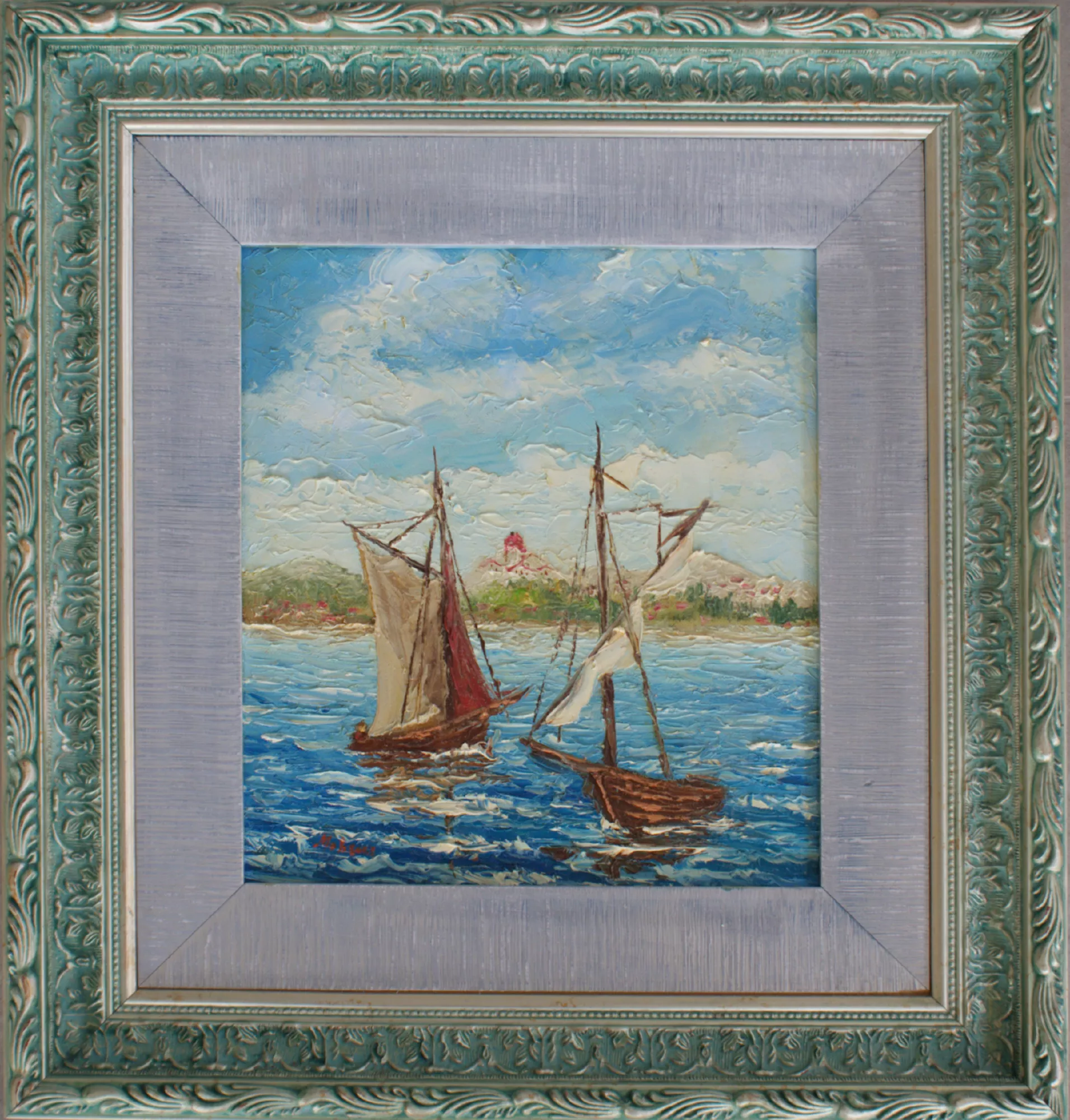 Barche-con-santuario-sullo-sfondo-Aly-Mohsen "Quadro di Ay Mohsen realizzato ad Olio con spatola. Il titolo è Barche con santuario sullo sfondo e rientra nella categoria Il mare. Quest’opera raffigura un paesaggio marino di forte suggestione, realizzato con tecnica a spatola, in cui Aly Mohsen affida alla materia pittorica il compito di trasmettere energia, movimento e intensità visiva. In primo piano, due barche a vela solcano le acque increspate, costruite attraverso decisi impasti di colore che ne definiscono le forme essenziali e il dinamismo. Le vele, leggere ma strutturate, dialogano con il vento e guidano lo sguardo verso l’orizzonte. Il mare, protagonista centrale della composizione, è reso mediante stratificazioni materiche di blu e azzurri applicate a spatola, capaci di evocare la vibrazione della luce e il moto continuo delle onde. Sullo sfondo si apre la linea costiera, animata da vegetazione e presenze architettoniche, tra cui emerge un santuario riconoscibile per il suo accento cromatico caldo, che conferisce profondità e identità al paesaggio. Il cielo, luminoso e mosso, completa la scena con ampie campiture materiche che amplificano la sensazione di spazio, aria e serenità. La cornice, elegante e decorativa, dialoga armonicamente con i toni del dipinto, valorizzandone i contrasti cromatici e la ricchezza della superficie pittorica."