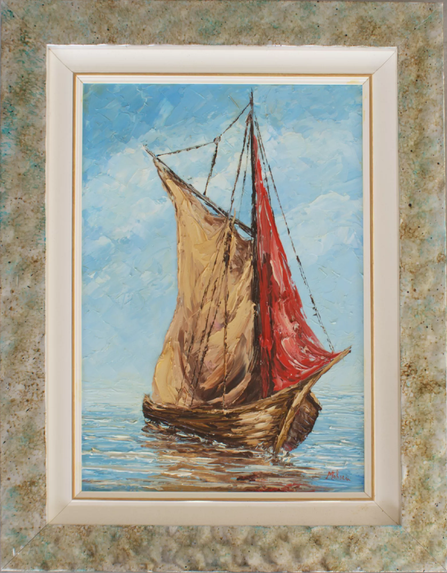 Barca-con-vela-rossa-a-destra-Aly-Mohsen "Quadro di Ay Mohsen realizzato ad Olio con spatola. Il titolo è Barca con vela rossa a destra e rientra nella categoria Il mare. Opera originale di Aly Mohsen raffigurante una barca a vela tradizionale sospesa su un mare calmo, in un contesto marino ispirato ai paesaggi del Mediterraneo. La composizione è dominata dalla vela rossa, posta sulla destra, che diventa fulcro visivo dell’opera e introduce un forte accento cromatico capace di catturare immediatamente lo sguardo. Il dipinto è realizzato a olio su tela con tecnica a spatola, elemento distintivo della ricerca pittorica dell’artista, che conferisce alla superficie una marcata matericità. La spatolatura decisa costruisce il movimento dell’acqua, le pieghe della vela e le vibrazioni luminose del cielo, generando rilievi e contrasti che rendono la scena dinamica pur nella sua apparente quiete. La tavolozza, equilibrata e armoniosa, combina azzurri limpidi, toni caldi dell’ocra e il rosso intenso della vela, restituendo un’atmosfera di silenzio, equilibrio e contemplazione tipica del paesaggio marino mediterraneo. Il mare, trattato con sovrapposizioni cromatiche e impasti corposi, riflette la luce in modo naturale, mentre il cielo chiaro e aperto contribuisce ad ampliare la percezione dello spazio. La composizione, essenziale e concentrata, valorizza il rapporto tra imbarcazione, acqua e luce, elementi centrali nella produzione marina di Aly Mohsen. L’opera è completata da una cornice elegante e decorativa, caratterizzata da una finitura chiara con dettagli dorati, progettata per dialogare armonicamente con i toni del dipinto e valorizzarne l’equilibrio cromatico senza sovrastarne la forza espressiva."