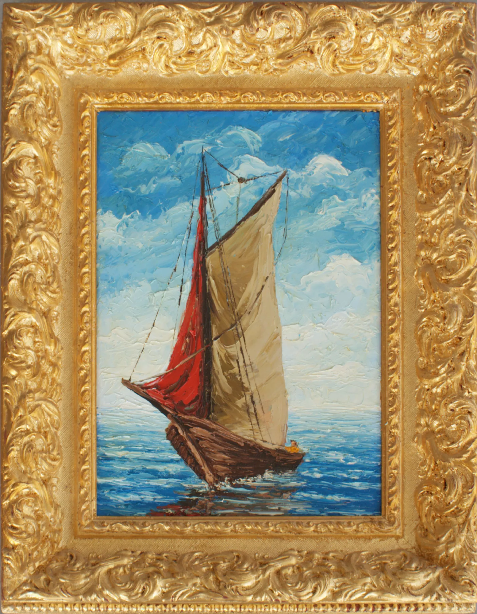 Barca-con-vela-rossa-a-sinistra-Aly-Mohsen "Quadro di Ay Mohsen realizzato ad Olio con spatola. Il titolo è Barca con vela rossa a sinistra e rientra nella categoria Il mare. Opera originale di Aly Mohsen raffigurante una barca a vela tradizionale che solca il mare aperto, inserita in un paesaggio marino di chiara ispirazione mediterranea. La vela rossa, collocata sulla sinistra, introduce un deciso accento cromatico e diventa il fulcro visivo della composizione, creando un efficace contrasto con i toni freddi del mare e del cielo. Il dipinto è realizzato a olio su tela con tecnica a spatola, elemento distintivo della pratica pittorica dell’artista, che conferisce alla superficie una marcata matericità. La spatolatura energica costruisce il movimento dell’acqua e la tensione del vento sulle vele, generando vibrazioni luminose e rilievi cromatici che donano profondità e dinamismo alla scena. La tavolozza, equilibrata e armoniosa, combina azzurri limpidi, blu intensi, toni caldi dell’ocra e il rosso vivo della vela, restituendo un’atmosfera di libertà, apertura e senso del viaggio, temi ricorrenti nella produzione marina di Aly Mohsen. La barca, leggermente inclinata, rafforza la percezione di movimento e direzionalità, mentre il cielo ampio e luminoso contribuisce ad ampliare lo spazio visivo e a bilanciare la composizione. L’insieme si presenta come una visione essenziale ma espressiva del paesaggio marino mediterraneo, in cui luce, materia e forma dialogano in modo coerente. L’opera è valorizzata da una cornice dorata di gusto classico, finemente lavorata con motivi decorativi in rilievo, progettata per esaltare i colori del dipinto e accompagnarne la forza espressiva senza sovrastarla."
